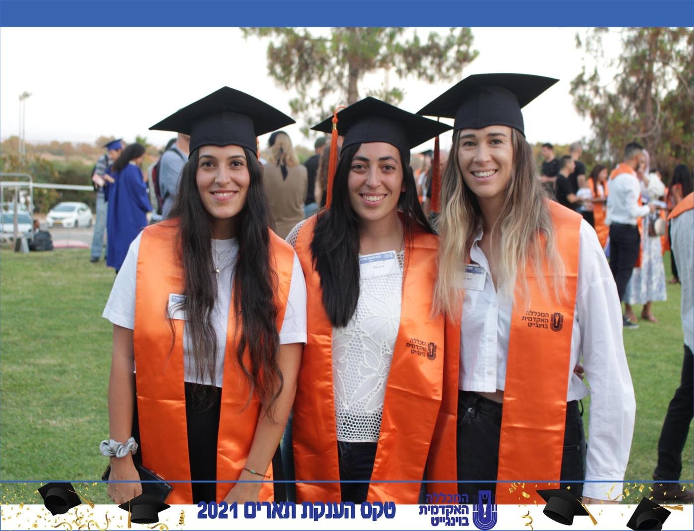 צוות עובדים מצטלם למגנט מזכרת באירוע חברה