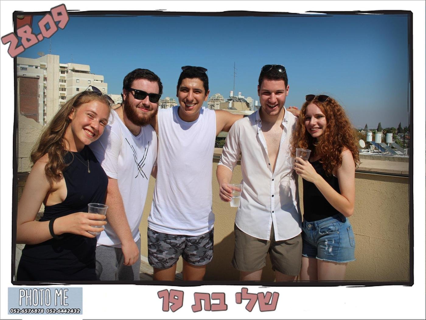 מגנטים לבר מצווה - ילדים ובני נוער מצטלמים ומקבלים מגנט-מזכרת