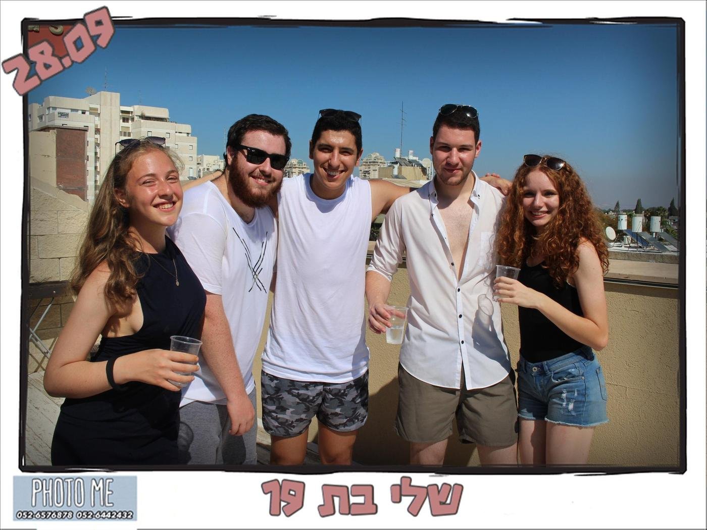 בני המשפחה חוגגים בריתה עם מגנט מזכרת